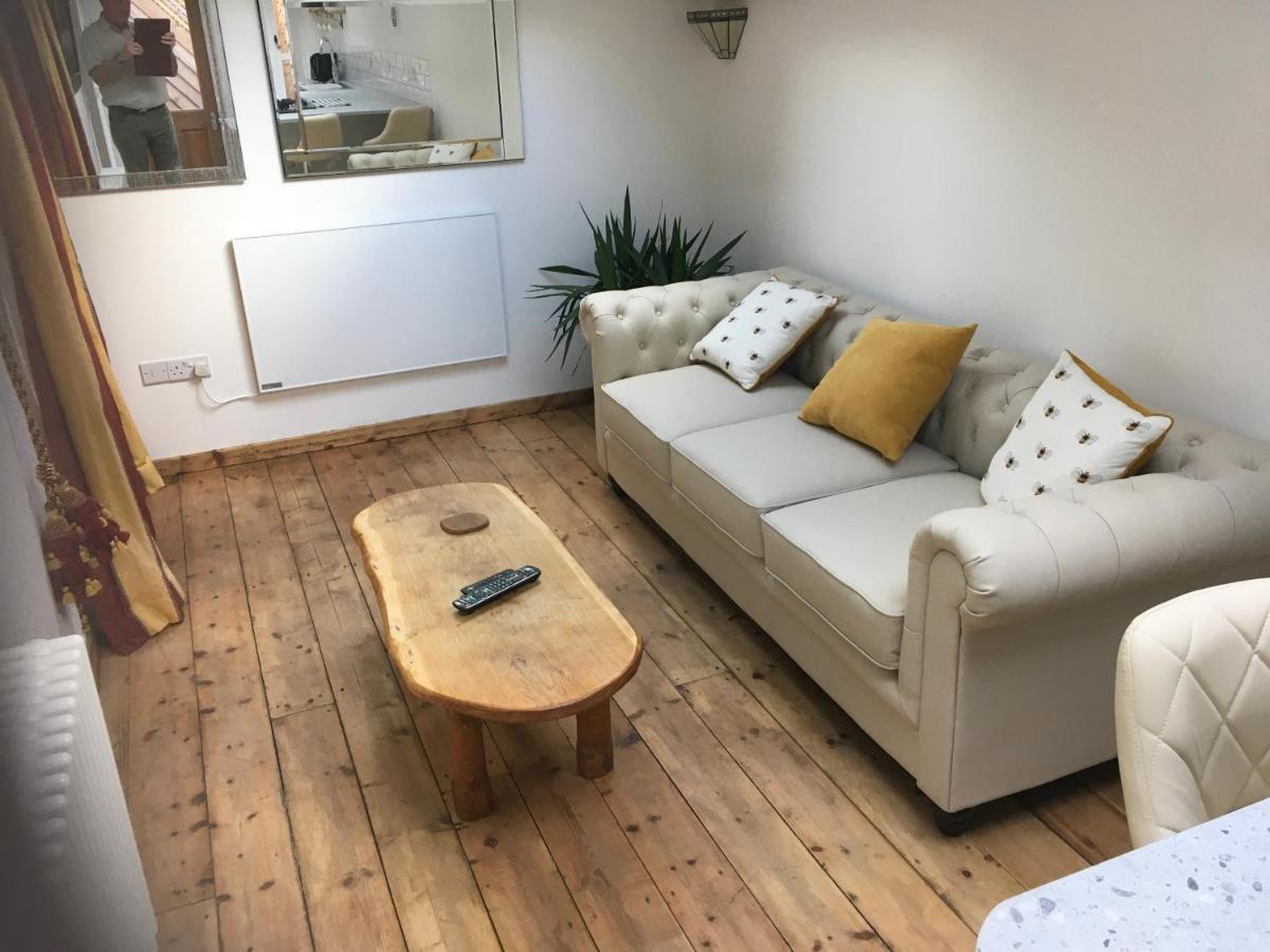 Apartamento The Bees Knees @ Redhill Grange Monmouth Exterior foto